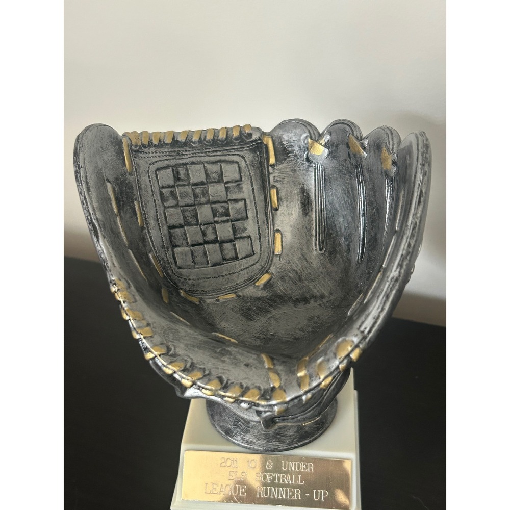 Softball Glove Trophy‎ - Picture 2 of 6